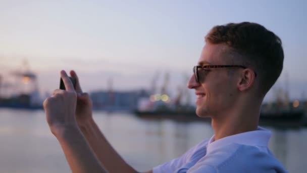 Omul face fotografii de apus de soare pictorial de vară pe smartphone Clip video