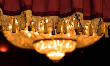 Tiyatronun içinde çok büyük bir lamba.