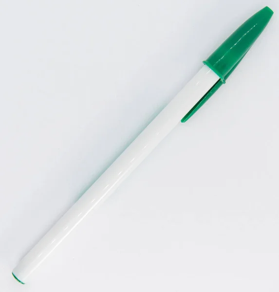 回学校用的绿色钢笔 — 图库照片