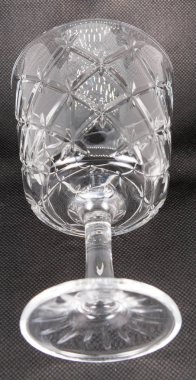 Şarap içmek için cam bir şarap kadehi