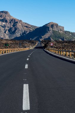 Tenerife adasında volkanlar, kraterler ve dağ zirveleri arasında çok uzun bir yol var.