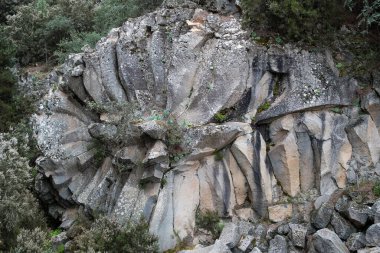 Tenerife adasındaki bir uçurumda büyük, garip bir kaya.
