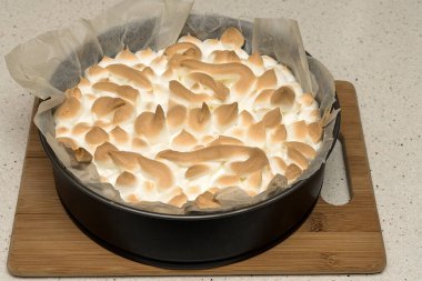 Çikolatalı keki pişirdikten sonra bitirdim, altın kremalı pasta detaylarıyla.