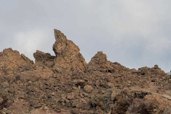 灰色の霧の多い空で 潮の火山岩を指す — ストック写真