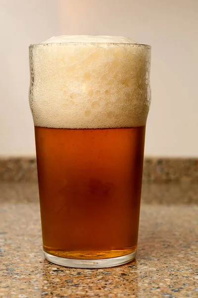 Uma Cerveja Muito Bem Derramada Copo Com Apenas Espuma Certa — Fotografia de Stock