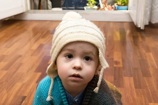 Bébé Environ Regardant Balcon Dans Confinement Portant Une Casquette Laine — Photo