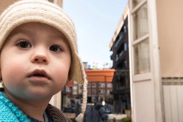 Dítě Asi Rok Staré Dívající Balkónu Internaci Vlněnou Čepicí — Stock fotografie