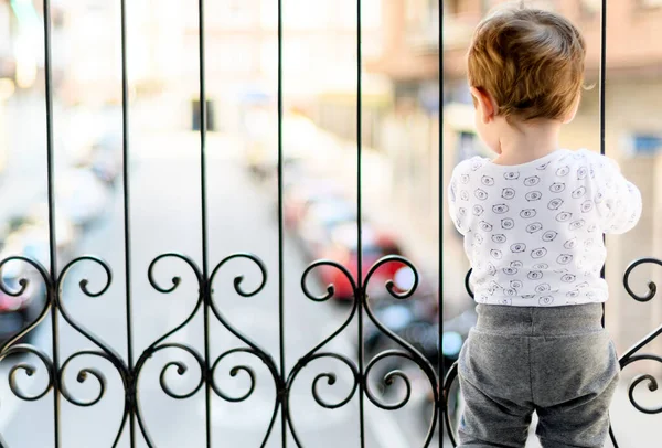 Півторарічний Хлопчик Який Грає Балконі Спостерігає Машинами Які Їдуть Карантині — стокове фото