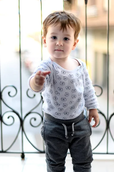 Ein Anderthalb Jahre Alter Junge Der Auf Dem Balkon Spielt — Stockfoto