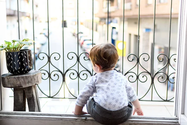 Rok Půl Starý Chlapec Který Hraje Balkóně Dívá Jak Auta — Stock fotografie