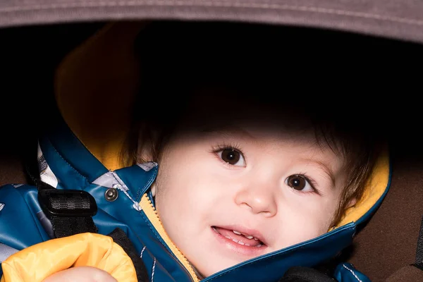 Direkte Beleuchtung Des Gesichts Eines Eineinhalbjährigen Kindes Das Mit Seiner — Stockfoto