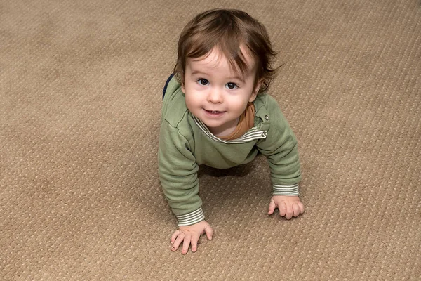 Sehr Hübscher Eineinhalbjähriger Junge Spielt Auf Dem Teppichboden Eines Hauses — Stockfoto