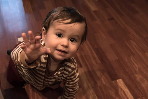 Ein Sehr Hübscher Eineinhalbjähriger Junge Spielt Auf Dem Holzboden Seines — Stockfoto