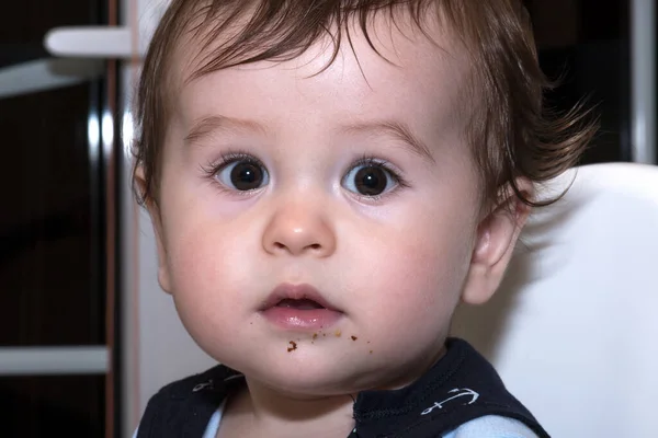 Beau Garçon Qui Mange Biscuit Avec Visage Sale Fait Morceaux — Photo