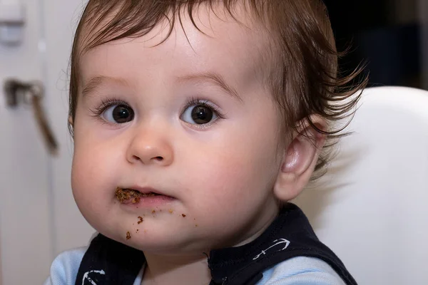 Beau Garçon Qui Mange Biscuit Avec Visage Sale Fait Morceaux — Photo