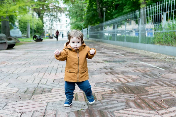 Півтора Року Дитина Робить Перші Кроки Парку — стокове фото