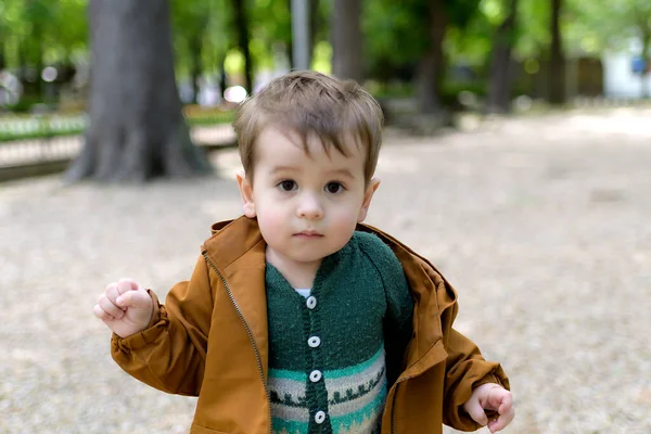 Eineinhalb Jahre Altes Baby Macht Seine Ersten Schritte Einem Park — Stockfoto
