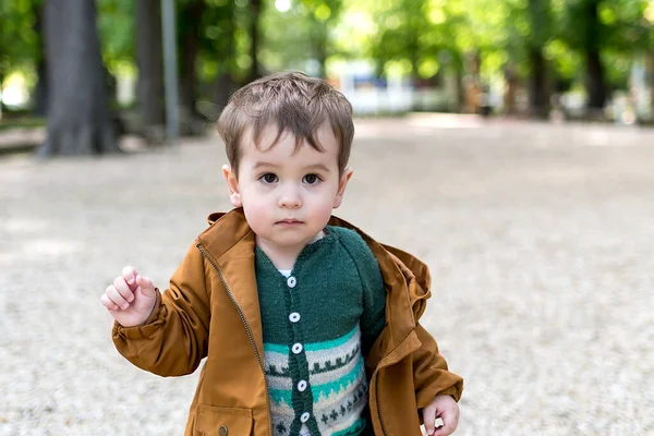 Півтора Року Дитина Робить Перші Кроки Парку Вільною Кам Яною — стокове фото