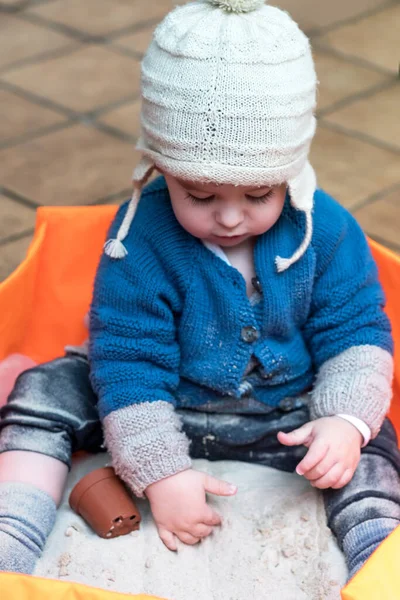 Enfant Environ Demi Jouant Avec Sable Dans Une Piscine Orange — Photo
