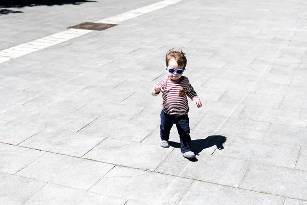 Півтора Роки Хлопчик Йде Вулиці Блакитними Сонцезахисними Окулярами — стокове фото