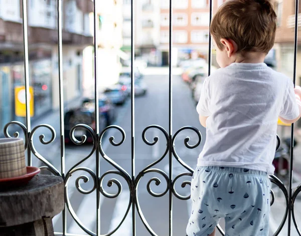 Хлопчик Дивиться Балкона Карантин Добрий День — стокове фото