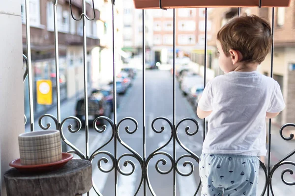 Хлопчик Дивиться Балкона Карантин Добрий День — стокове фото