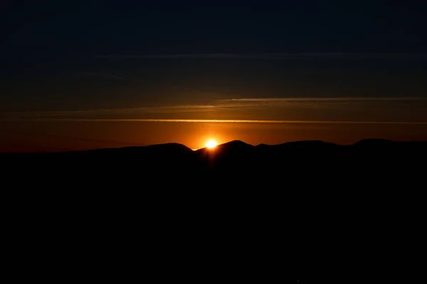 Prachtige Zonsondergang Achter Enkele Bergen Vlakbij Stad — Stockfoto