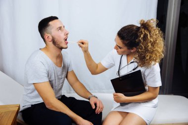 Genç kadın doktor özel hastane bir erkek hastada Boğazı kontrol