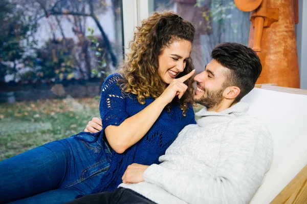 Junges Hübsches Paar Entspannt Sich Hause Und Zeigt Süßeste Gefühle — Stockfoto