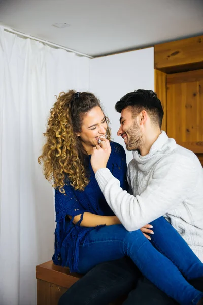 Der Junge Gutaussehende Mann Und Seine Attraktive Verführerische Freundin Unterhalten — Stockfoto