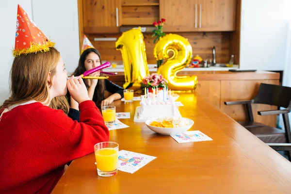 Gruppo Bambini Festeggiano Compleanno Insieme Soffiano Nei Fischietti — Foto Stock