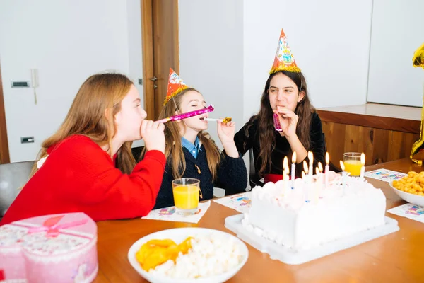 Grupo Niños Celebran Cumpleaños Juntos Soplando Los Silbatos —  Fotos de Stock