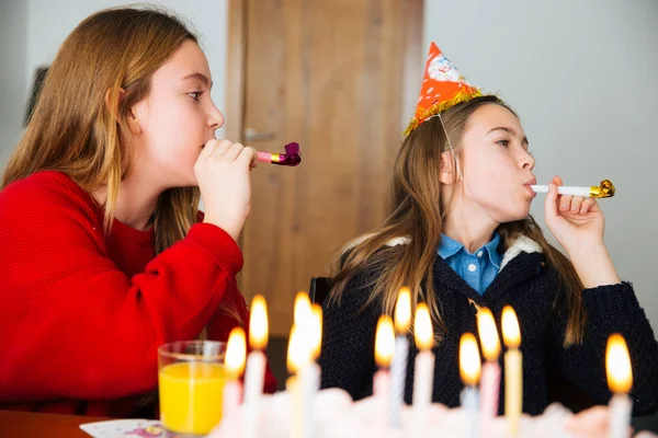 Çocuklar Grup Düdük Üfleme Birlikte Doğum Günü Kutlamak — Stok fotoğraf