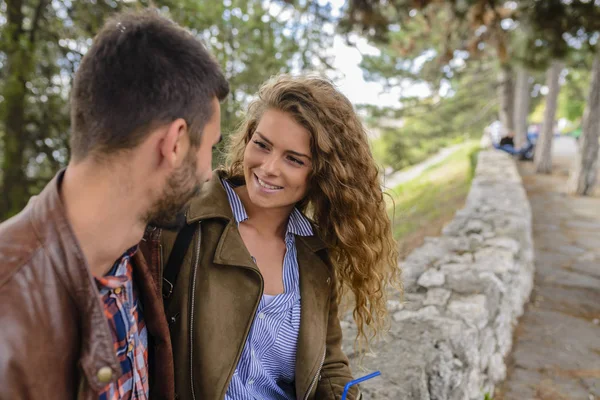 Pareja Elegante Guapa Disfrutando Del Tiempo Parque Público — Foto de Stock