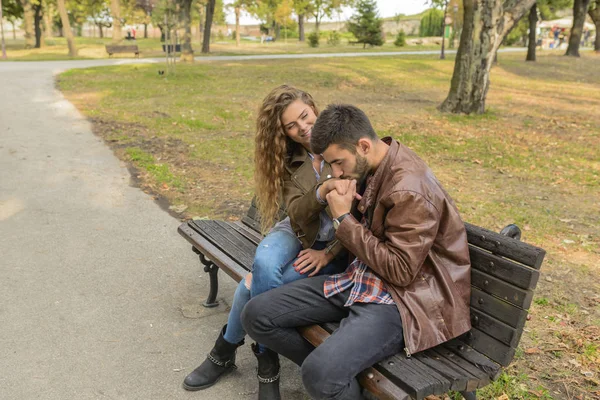 Joven Guapo Está Besando Mano Sus Novias Momento Romántico — Foto de Stock
