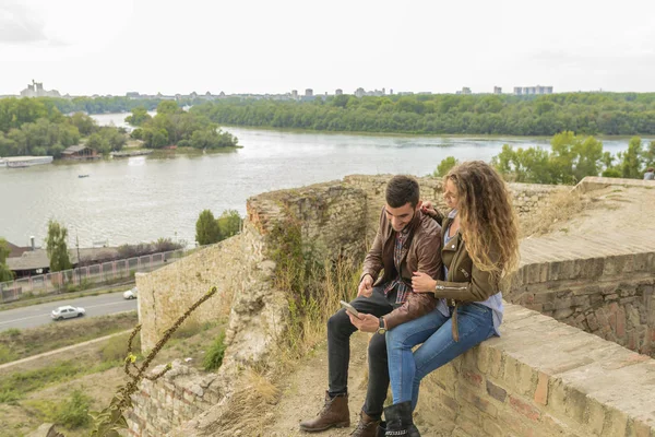 Atractiva Mujer Pelo Largo Novio Sentado Pared Utilizando Teléfono Inteligente — Foto de Stock