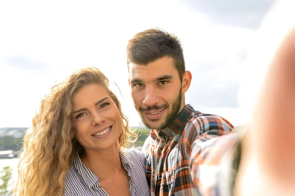 Dois Amantes Tirando Uma Foto Selfie Perto Rio Enquanto Desfrutam — Fotografia de Stock