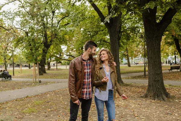 Joven Moderno Abrazando Novia Mostrando Emociones Amor — Foto de Stock