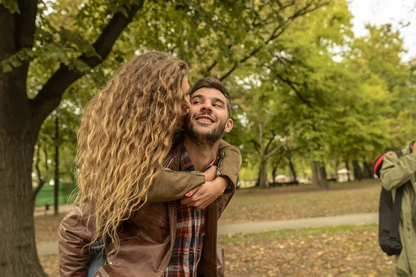 Mujer Atractiva Besando Novio Parque Público — Foto de Stock