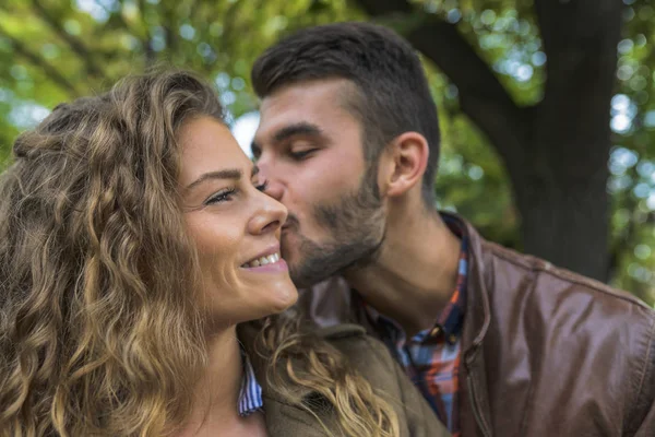 공원에서 수염을 기르고 친구와 키스하는 현대인 — 스톡 사진