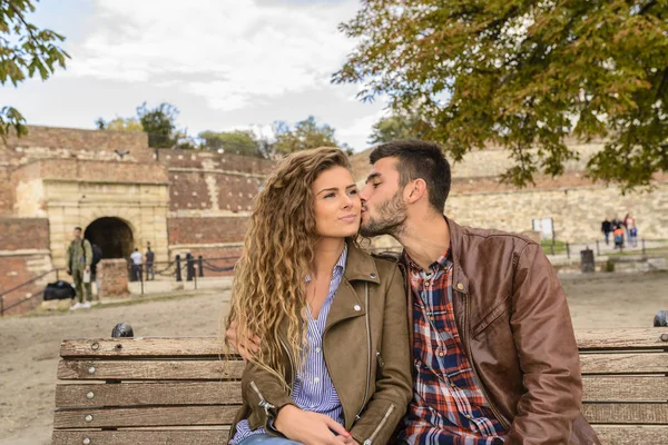 Tipo Moderno Con Barba Besando Novia Parque Público — Foto de Stock