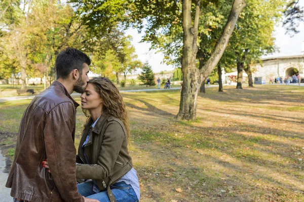 Amantes Atraentes Modernos Mostrando Emoções Mais Doces Parque Público — Fotografia de Stock