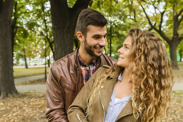 Attraktive Frau Mit Langen Haaren Und Ihr Schöner Freund Haben — Stockfoto