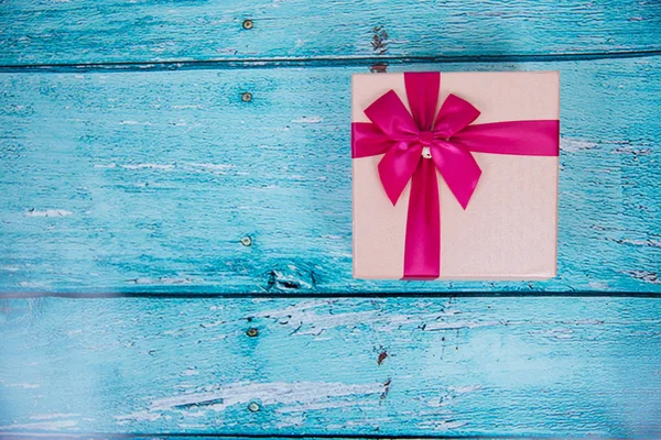 Gift Box on Blue Background — Stock Photo, Image