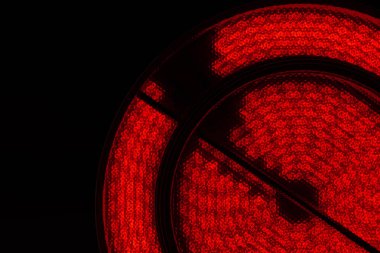 Kırmızı sıcak tabak sıcak. Üstten görünüm. Siyah Resepsiyon.