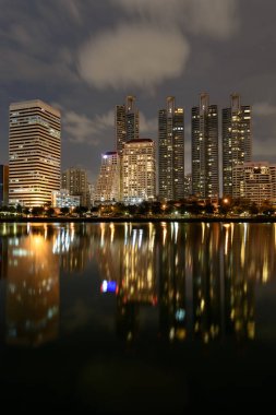 Benchakitti Park gece şehir manzarası, Tayland ikiz kuleler. Cityscape Fotoğrafçılık, ışık yansıması, Bangkok, Asya ile Modern gece şehir manzarası