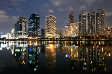 alacakaranlık, Modern binaların Benchakitti Park gece şehir manzarası, Tayland. Cityscape fotoğraf yansıma, Bangkok, Asya ışıklar