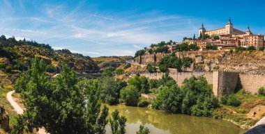 Manzara Tagus Nehri ile Alcazar kale ve Roma Alcantara Köprüsü