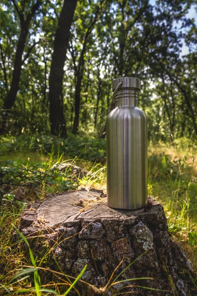 Çelik şişe doğada: Hiking, plastik azaltma, hidrasyon