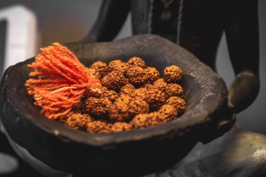 Püskül boyutlarda kase ile Rudraksh boncuk